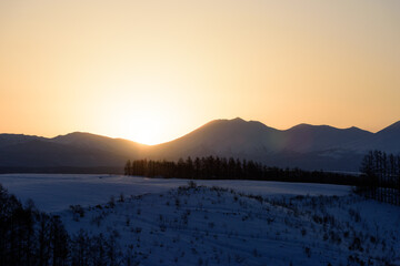 真冬の美瑛の日の出風景
