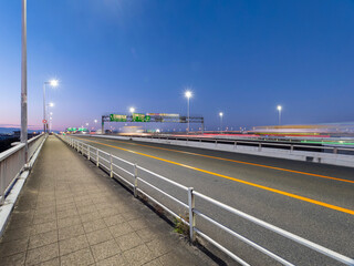大和川を渡る明け方の近畿道と大阪中央環状線の風景