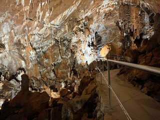 Manita peć cave in Velika Paklenica canyon (Paklenica National Park, Croatia) - Manita pec-Höhle...