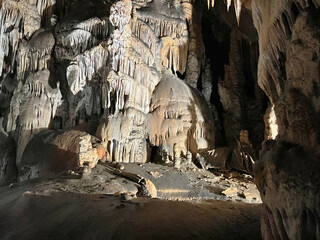 Manita peć cave in Velika Paklenica canyon (Paklenica National Park, Croatia) - Manita pec-Höhle...