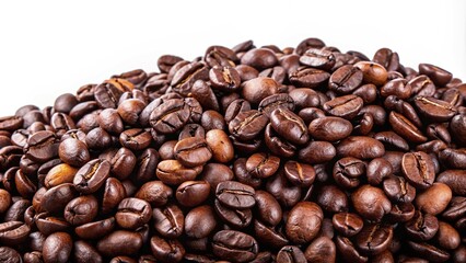 Obraz premium Reflected black arabica robusta coffee bean isolated on white background