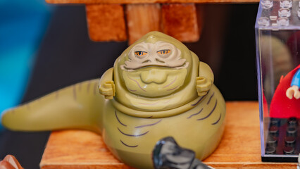 Naklejka premium Budokan Geek Convention In GUAYAQUIL, ECUADOR - OCT 13, 2024 - Jabba the Hutt Lego minifigure displayed at a toy collection event, showcasing Star Wars characters. Jabba the Hutt Lego Minifigure