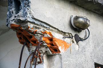 Budynek w trakcie rozbi&oacute;rki