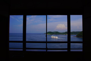 窓枠越しの風景