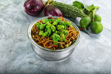 Stir fried noodles with chicken