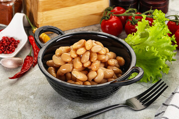 White canned beans in the bowl