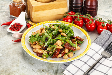 White canned beans with arugula and dry tomatoes