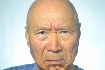 老人の怒る顔のクローズアップ