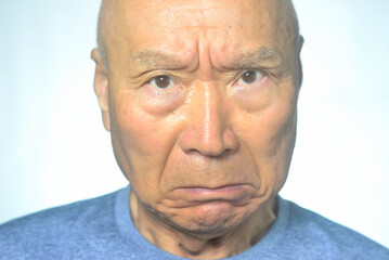 老人の怒る顔のクローズアップ