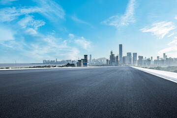 Obraz premium Empty asphalt road and cityscape with skyline in modern city