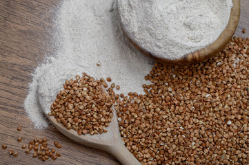 Rozsypana mąka gryczana ziarna kaszy gryczanej z bliska © Paweł Kacperek