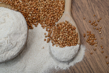 Ujecie z góry na sypkie produkty o długiej dacie ważności, kasza i mąka gryczana na drewnianej łyżce 