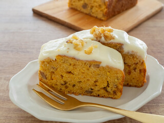 皿の上の手作りのキャロットケーキ