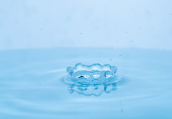 水面にできた美しいウォータークラウン