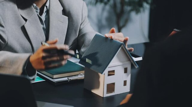 real estate agent Delivering sample homes to customers, mortgage loan contracts. Make a contract for hire purchase and sale of a house. and home insurance contracts, home mortgage loan concepts
