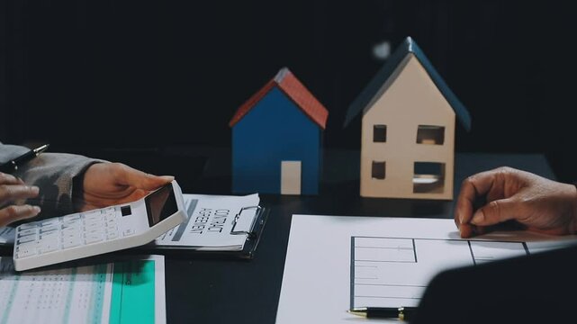 real estate agent Delivering sample homes to customers, mortgage loan contracts. Make a contract for hire purchase and sale of a house. and home insurance contracts, home mortgage loan concepts