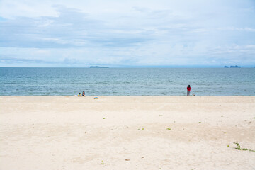 Obraz premium Chumphon, Thailand - October 5, 2024: People on beach at Thung Wua Laen Beach in Chumphon, Thaila