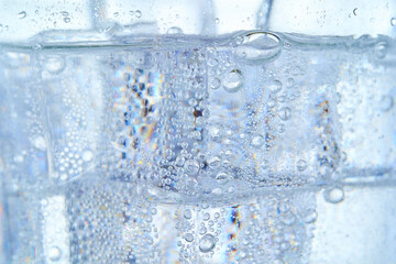 グラスに入った炭酸水と氷