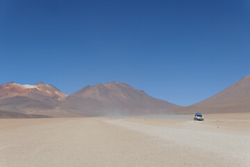 Voiture dans le d&eacute;sert