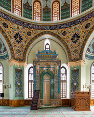 Obraz premium The elaborate Mihrab, also known as the Niche of Taza Pir Mosque in Baku, Azerbaijan, is set within a complex architecture that seamlessly integrates traditional Islamic motifs
