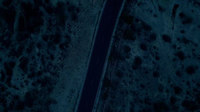 Carretera a trav&eacute;s del parque e&oacute;lico: Un contraste entre naturaleza y tecnolog&iacute;a