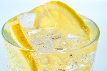 レモンの入った炭酸水