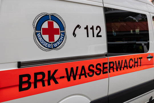 Nahaufnahme eines Einsatzfahrzeugs der BRK-Wasserwacht. 