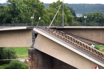 Naher Blick auf eine der Bruchstellen der teileingestürzten Carolabrücke in Dresden, direkt am nächsten Morgen nach dem nächtlichen Einsturz vom Elbeufer aus – viel Copy Space