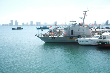 Obraz premium cargo ships are anchored at a port on the sea