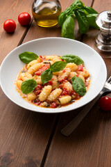 Piatto di gnocchi con pomodoro, basilico e parmigiano, pasta italiana 