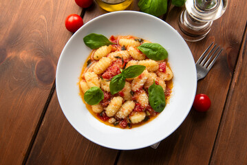Piatto di gnocchi con pomodoro, basilico e parmigiano, pasta italiana 