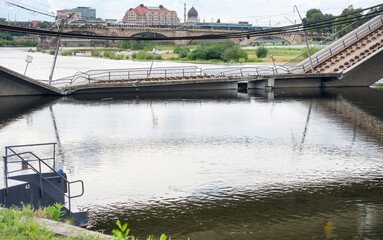 Naher Detailblick auf die Bruchstellen der teileingestürzten Carolabrücke in Dresden, direkt am...