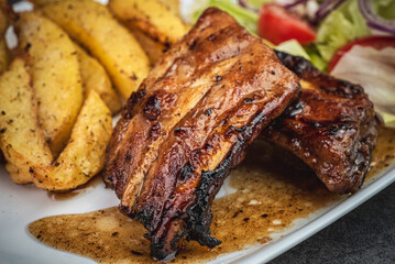 żeberka w miodzie, ziemniaki opiekane, jedzenie, obiad, grilla, smażone, wieprzowina, lunch, przepyszny, barbecue, gotowanie, jeść, piec