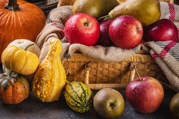 jesienią, jedzenie, dynia, kosz, zbiorów, zdrowa, ,dekoracja, rolnictwa, dojrzałe, kabaczek, pracownik sezonowy, pora roku © yanek