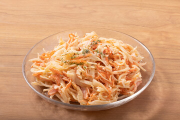 オニオンとカニ風味蒲鉾のマヨネーズ和えサラダ