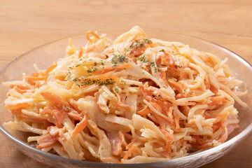 オニオンとカニ風味蒲鉾のマヨネーズ和えサラダ