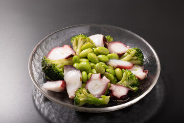 タコとブロッコリー　枝豆のバジルサラダ