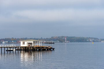 Kiel, Deutschland, 18. Okt. 2024 herbstliche Impressionen vom Kieler Hafen entlang der Kiellinie