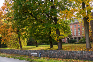 Naklejka premium Kiel, Deutschland, 18. Okt. 2024 herbstliche Impressionen vom Kieler Hafen entlang der Kiellinie