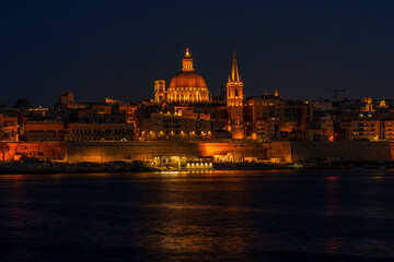 Fototapeta premium Night view of Valletta with St. Paul's Anglican Cathedral and Basilica of Our Lady of Mount Carmel, Malta