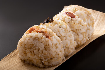 麦入り　おむすび（鮭　昆布　梅　ツナマヨ）