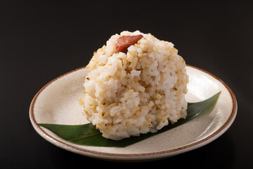 麦いり　おむすび（梅干し）