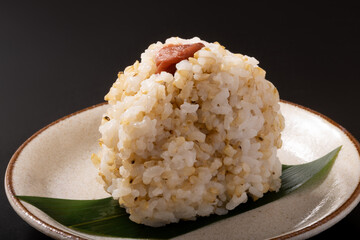 麦いり　おむすび（梅干し）