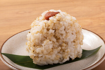 麦いり　おむすび（梅干し）