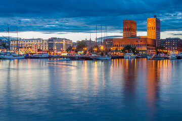 Obraz premium Scenic View of Oslo's City Hall and Aker Brygge at Dusk