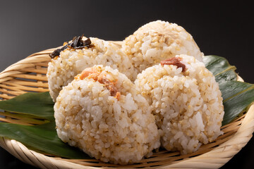 麦入り　おむすび（鮭　昆布　梅　ツナマヨ）