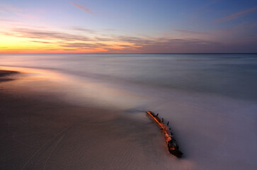 Wybrzeże Morza Bałtyckiego w pięknych kolorach zachodzącego słońca, Dźwirzyno, Polska © Konrad Uznański