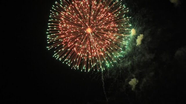 夜空に打ちあがる鮮やかな花火