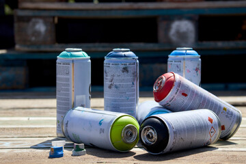 Spr&uuml;hdosen  in verschiedenen Farben 