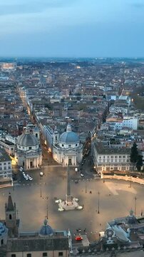 Piazza del Popolo e il tridente all'alba di Roma, Italia.
Vista aerea del centro storico di Roma con il Tridente e via del Corso all'alba, in una mattina invernale, . 

